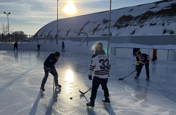 Perhaps the most popular outdoor winter activity in Winterpeg is shooting a puck around at one of the city’s many outdoor hockey rinks.