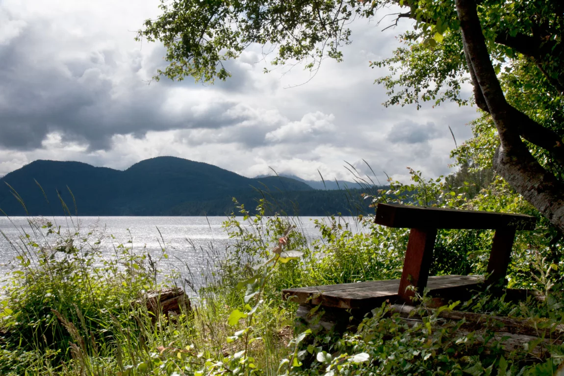 Explore Magazine Fairview Bay bench trail Explore Magazine Fairview Bay bench trail